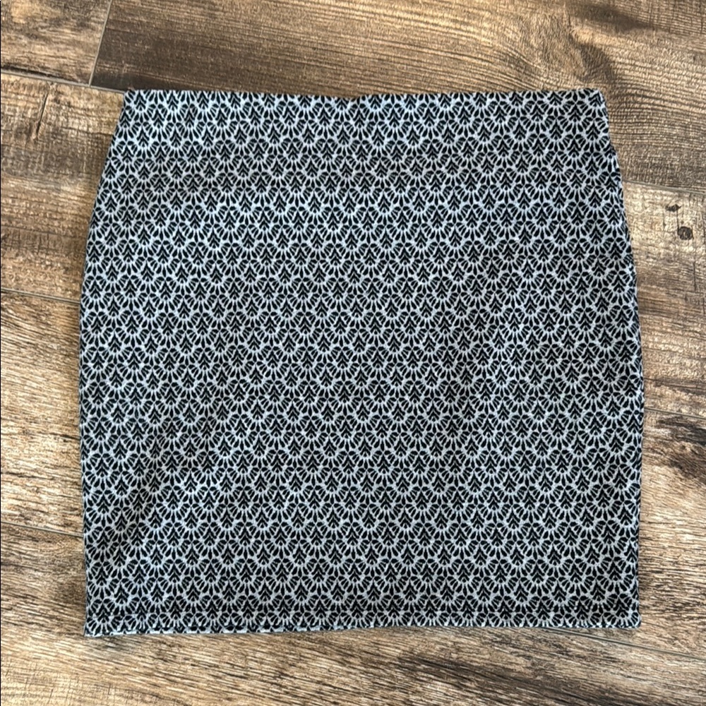 LOFT Stretchy Black and Grey Patterned Skirt